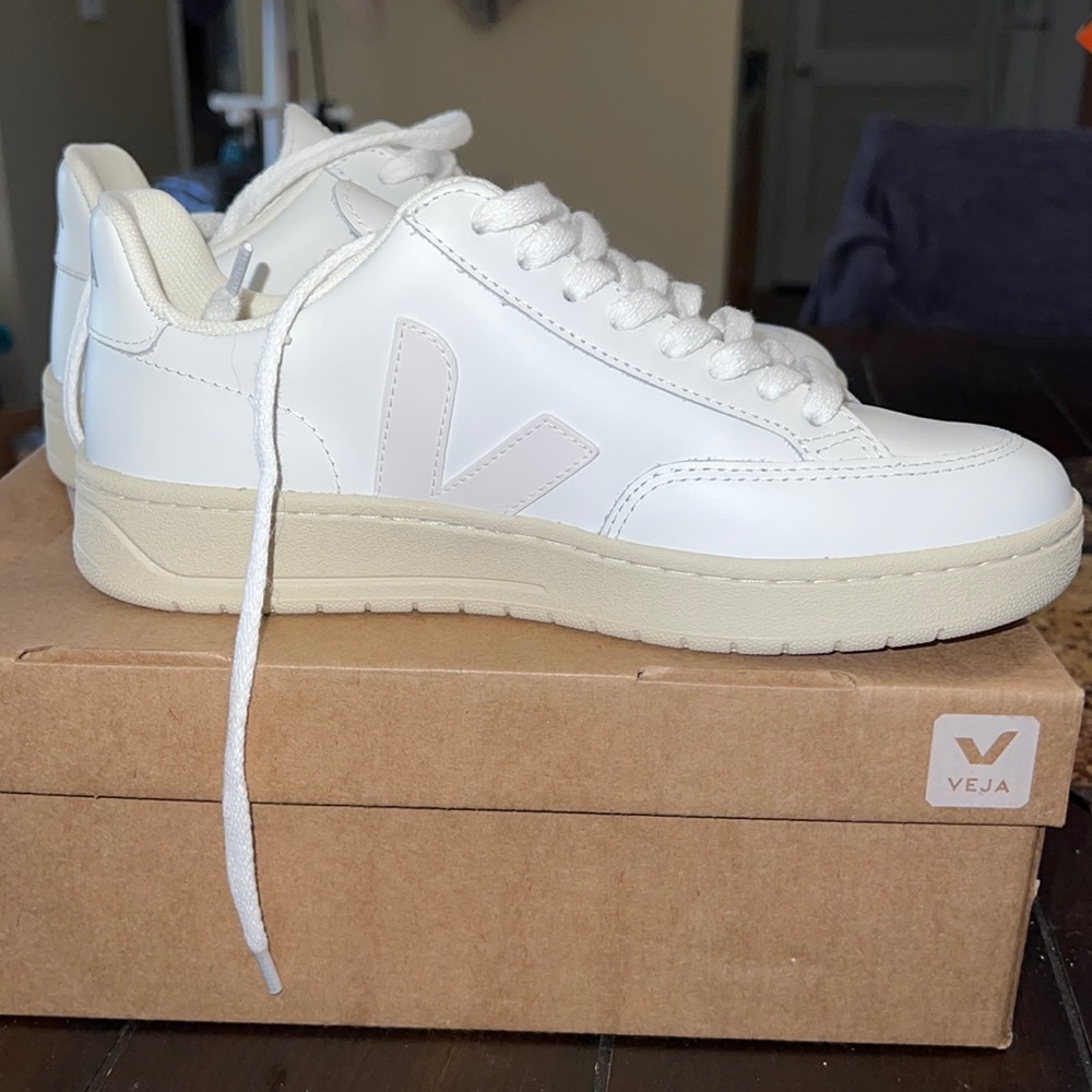 Veja Extra White Brand New
